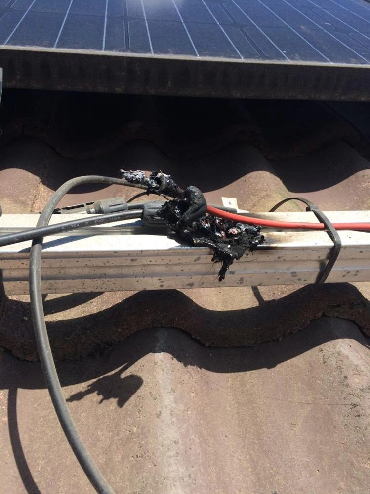 Gesmolten DC connectoren op een dak